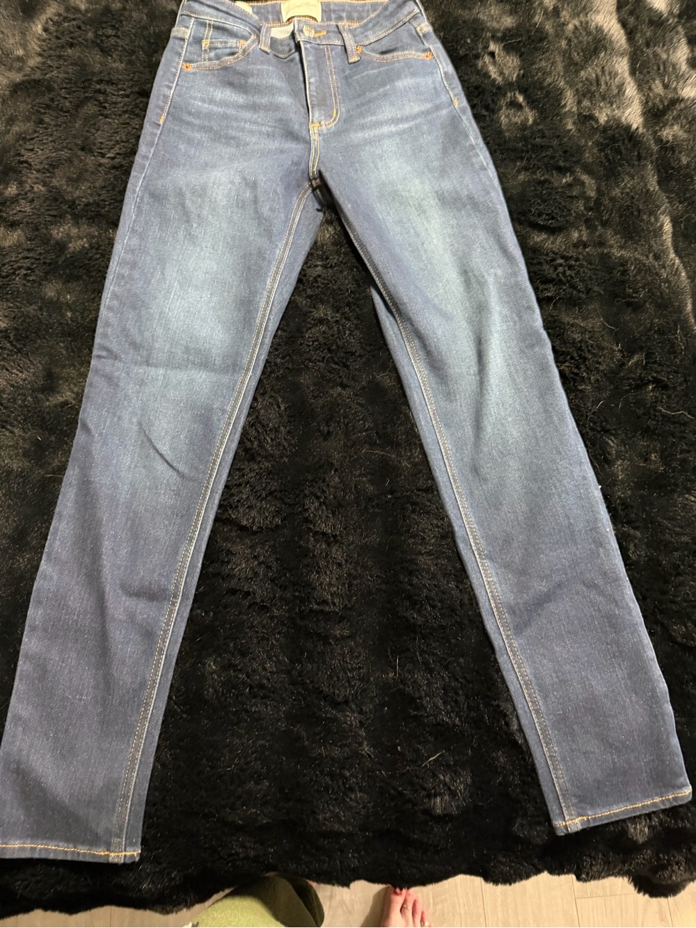 Universal Thread Women's Medium Blue Straight-Leg Jeans